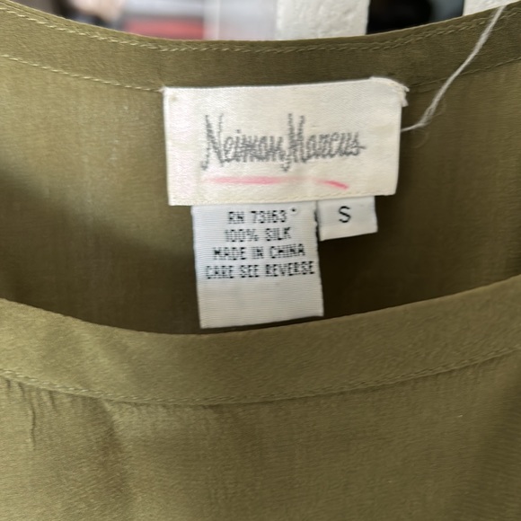 Neiman Marcus 100% silk size small green blouse - Picture 2 of 2
